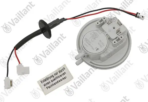 Vaillant Druckwächter mit elektrischem Anschluss und zwei Kunststoffanschlüssen. Enthält ein montiertes Kabel mit Stecker und eine Anleitung zur Installation durch Fachhandwerker.